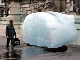 В центре Парижа на Елисейских Полях появился айсберг (ФОТО)