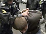 Агрессивный байкер набросился с ножом на человека, предложившего ему помощь Агрессивный байкер набросился с ножом на человека, предложившего ему помощь