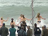 В британском Брайтоне сторонницы охоты на лис разделись и плавали в ледяной морской воде перед началом конференции Партии труда Тони Блэра, чтобы доказать собственную правоту