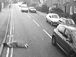 На видеокадрах видно, как машины проезжают мимо женщины, лежащей лицом вниз прямо на обочине дороги в городе Сидкап, графство Кент