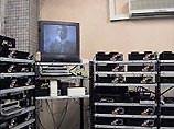 Владельцы предприятия покупали одну лицензионную копию фильма, а затем многократно переписывали ее с помощью 160-ти видеомагнитофонов. Владельцы предприятия покупали одну лицензионную копию фильма, а затем многократно переписывали ее с помощью 160-ти видеомагнитофонов.
