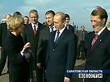 Путину в Саратовской области показали верблюда, лошадей, свиней и познакомили с комбайнером Путину в Саратовской области показали верблюда, лошадей, свиней и познакомили с комбайнером