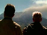 Вулкан на горе Святой Елены, штат Вашингтон, выбросил в субботу в воздух новый огромный столб пара, что сопровождалось мощными подземными толчками