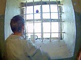 Как рассказал источник в ГУВД, задержанного поместили в камеру стационарного поста ГАИ. Через несколько часов после задержания 40-летний офицер повесился с помощью рубашки на решетке помещения, где он находился Как рассказал источник в ГУВД, задержанного поместили в камеру стационарного поста ГАИ. Через несколько часов после задержания 40-летний офицер повесился с помощью рубашки на решетке помещения, где он находился