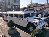 До недавнего времени в Москве можно было увидеть только один роскошный автомобиль - белый лимузин поп-звезды Аллы Пугачевой До недавнего времени в Москве можно было увидеть только один роскошный автомобиль - белый лимузин поп-звезды Аллы Пугачевой