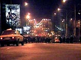 В Югославии сегодня около ста сторонников Слободана Милошевича устроили демонстрацию около резиденции Воислав Коштуницы в Белграде, где президент проводил переговоры с бывшим генеральным секретарем НАТО Хавьером Соланой