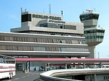 В берлинском аэропорту джип пробил стеклянную стену и влетел в зал регистрации В берлинском аэропорту джип пробил стеклянную стену и влетел в зал регистрации