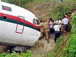 В Бангладеш при заходе на посадку в канаву опрокинулся пассажирский самолет (ФОТО)