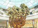 Скульптурная композиция Эрнста Неизвестного "Древо жизни" открыта в Москве в субботу в вестибюле пешеходного моста "Багратион"