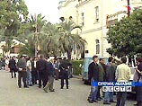 Митингующие обращаются с требованием к нынешнему президенту Абхазии Владиславу Ардзинбе защитить конституционный строй Абхазии Митингующие обращаются с требованием к нынешнему президенту Абхазии Владиславу Ардзинбе защитить конституционный строй Абхазии