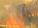 Как сообщили в ГУВД столицы, в 13:10 при перекачке нефтепродуктов загорелись три нефтеналивные цистерны, находящиеся на железнодорожной эстакаде