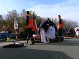 Водитель автобуса, в котором находились 20 школьников, был вынужден свернуть с основной дороги, чтобы избежать лобового столкновения с ехавшей навстречу машиной Водитель автобуса, в котором находились 20 школьников, был вынужден свернуть с основной дороги, чтобы избежать лобового столкновения с ехавшей навстречу машиной