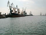 В грузинском городе Поти танкер снес часть здания морского порта В грузинском городе Поти танкер снес часть здания морского порта