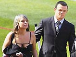Звезда британского футбола Уэйн Руни после сообщений о том, что он спал с проститутками, явно не упускает случая доказать свою любовь и раскаяние 18-летней невесте Колин Маклафлин
