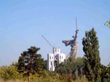 Храм Всех Святых был заложен на территории мемориала "Героям Сталинградской битвы" в ноябре 2000 года
