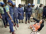 
В Зимбабве полиция палками разогнала толпу, пытавшуюся освободить из суда оппозиционного лидера
