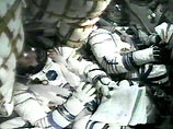 "Корабль "причалил" к российскому стыковочному отсеку "Пирс" в ручном режиме", - сказал он. В 11:25 мск космонавты должны открыть люки и перейти на борт МКС, добавил Лындин