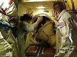 Космонавты десятой экспедиции, прибывшие на Международную космическую станцию (МКС), в 11:29 мск открыли переходные люки корабля "Союз-ТМА-5" и перешли на МКС