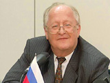 Виктор Геращенко подчеркивает, что основная задача банка - создать "достаточный уровень резервов, который позволил бы обеспечивать плавное движение курса рубля относительно других валют" Виктор Геращенко подчеркивает, что основная задача банка - создать "достаточный уровень резервов, который позволил бы обеспечивать плавное движение курса рубля относительно других валют"