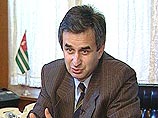 По его словам, "акция протеста - бессрочная, будет проходить до тех пор, пока не удастся справедливо разрешить все вопросы, возникшие в связи с выборами президента Абхазии". Перед митингующими выступил Рауль Хаджимба