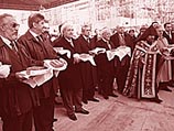 Освященные камни епископ Езрас (справа) доверил держать лучшим представителям армянской диаспоры, в числе которых Артур Чилингаров и Ара Абрамян (крайние слева)