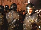 В Минске оппозиция второй день подряд проводит несанкционированную акцию протеста в связи с прошедшими в минувшее воскресенье парламентскими выборами и республиканским референдумом,