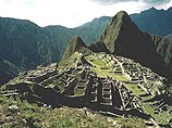 Это знаменитая вершина, которая возвышается над "потерянным городом" инков Макчу Пикчу