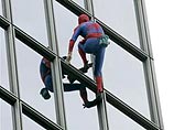 Французский Spiderman за полчаса взобрался на 187-метровый офис компании Total в Париже