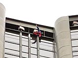 Французский Spiderman за полчаса взобрался на 187-метровый офис компании Total в Париже