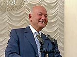 Закончившееся вчера двухдневное пребывание в Москве президента Азербайджана Ильхама Алиева было бы обречено стать скучным официозом - если бы мэр Москвы под влиянием внезапного порыва щедрости не подарил азербайджанцам кинотеатр "Баку" Закончившееся вчера двухдневное пребывание в Москве президента Азербайджана Ильхама Алиева было бы обречено стать скучным официозом - если бы мэр Москвы под влиянием внезапного порыва щедрости не подарил азербайджанцам кинотеатр "Баку"
