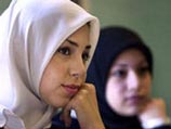 Двух учениц-мусульманок во Франции  исключили из колледжа за отказ снять хиджабы