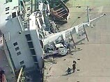 ЧП произошло во время шторма, вызванного тайфуном "Токагэ". Судно накренилось на 50 градусов и село на грунт. В левом борту судна появилась трещина, через которую хлынула вода