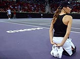 Модели в мини-юбках отвлекают теннисистов