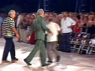 Кубинскому лидеру Фиделю Кастро сделана операция на коленной чашечке левой ноги, которую он сломал в четверг в результате случайного падения