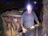 При проведении проходческих работ в шахте в 23:50 в пятницу обрушилась вентиляционная печь, в результате чего оказались заблокированными под землей трое горняков