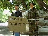 В 11:15 утра родственники погибших при теракте в Беслане в количестве 50 человек собрались на КПМ-105, который является основным постом на границе между Ингушетией и Северной Осетией и обратились к правоохранительным органам с просьбой закрыть федеральную