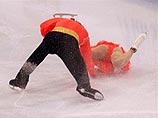 Фигуристка потеряла равновесие во время выполнения сложного элемента вместе со своим партнером Максимом Марининым, упала и ударилась о лед головой