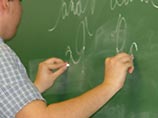 Житель Индии пишет одновременно двумя руками на разных языках Житель Индии пишет одновременно двумя руками на разных языках