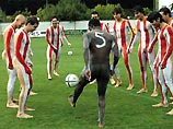 Футболисты сфотографировались обнаженными в знак протеста