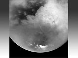 Это позволило аппаратуре зонда проникнуть сквозь туманную оранжевую атмосферу Титана и сделать снимки его таинственной поверхности, о которой до этого не было точных данных