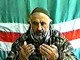 "Он мог бы это сделать, но российская сторона не захотела", - говорит Анзор Масхадов. По его мнению, большая часть чеченских сепаратистов подчиняется его отцу, а теракты устраивают "отколовшиеся элементы"
