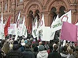 У здания Исторического музея в Москве более 200 человек собрались в четверг на митинг, протестуя против законопроекта о новом порядке избрания глав регионов У здания Исторического музея в Москве более 200 человек собрались в четверг на митинг, протестуя против законопроекта о новом порядке избрания глав регионов