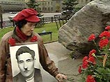 По его словам корреспондента радиостанции, собралось довольно много народу, люди продолжают приходить, у многих в руках красные гвоздики, свечи По его словам корреспондента радиостанции, собралось довольно много народу, люди продолжают приходить, у многих в руках красные гвоздики, свечи