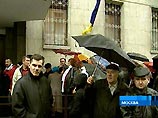 Он также сказал, что возле посольства сейчас стоят граждане Украины, желающие проголосовать, но не внесенные в списки избирателей