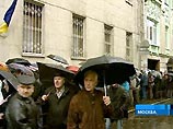 У посольства Украины в Москве собрались десятки человек, которым не дают проголосовать