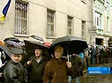 У посольства Украины в Москве собрались десятки человек, которым не дают проголосовать У посольства Украины в Москве собрались десятки человек, которым не дают проголосовать