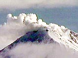 Вулкан Шивелуч на Камчатке выбрасывает пепел на высоту до 3,5 тысяч метров