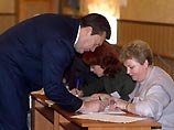 По данным разных exit-polls, кандидаты в президенты прозападный Виктор Ющенко и поддерживаемый Кремлем Виктор Янукович оспаривают первое место