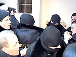 Люди в масках сорвали собрание акционеров одного их крупнейших в России кондитерских предприятий Люди в масках сорвали собрание акционеров одного их крупнейших в России кондитерских предприятий