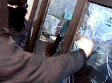 В эфире телекомпании НТВ были показаны кадры, где судебные приставы силой ворвались в помещение, где происходило собрание акционеров, заявив, что на сегодня собрание отменяется В эфире телекомпании НТВ были показаны кадры, где судебные приставы силой ворвались в помещение, где происходило собрание акционеров, заявив, что на сегодня собрание отменяется
